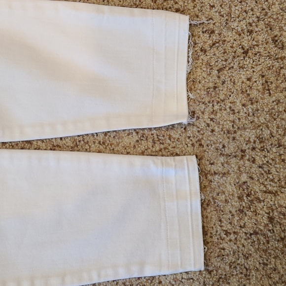 Liverpool Avery Crop in Atrium White with destruction - Picture 9 of 16